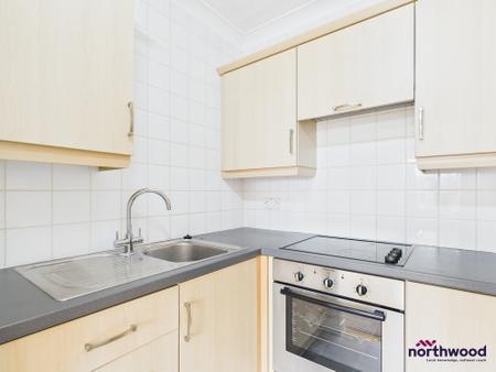 1 bedroom Flat to let in The Avenue, Eastbourne, BN21