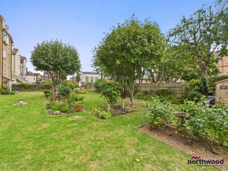 1 bedroom Flat to let in The Avenue, Eastbourne, BN21