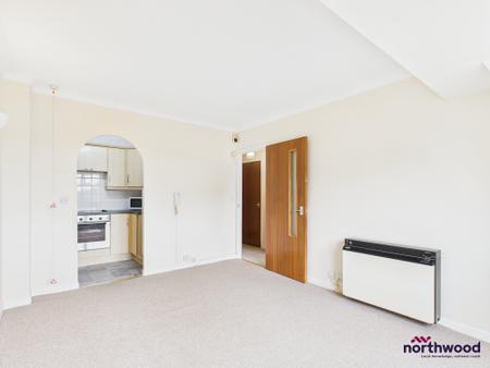 1 bedroom Flat to let in The Avenue, Eastbourne, BN21