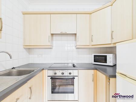 1 bedroom Flat to let in The Avenue, Eastbourne, BN21