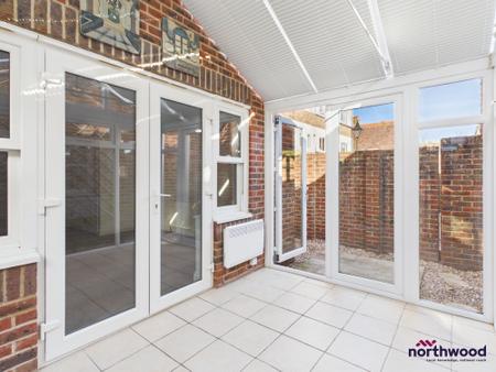 4 bedroom Mews house to let in South Street, Little Chelsea, Eastbourne, BN21