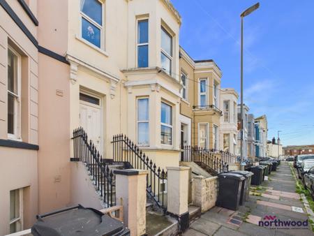 1 bedroom Flat to let in Ceylon Place, Eastbourne, BN21