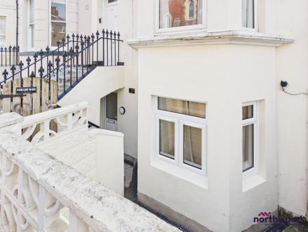 1 bedroom Flat to let in Ceylon Place, Eastbourne, BN21
