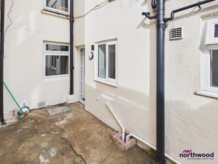 1 bedroom Flat to let in Ceylon Place, Eastbourne, BN21