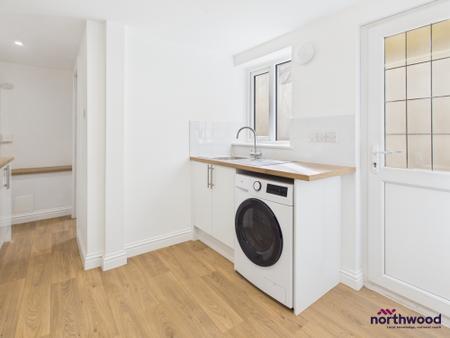 1 bedroom Flat to let in Ceylon Place, Eastbourne, BN21
