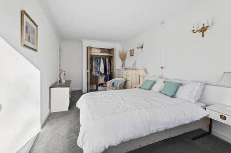 2 bedroom Retirement property for sale in 36 16 Queen's Road, Edinburgh, EH4 2BY