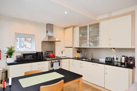 2 bedroom Flat to let in Holyrood Road, Edinburgh, EH8