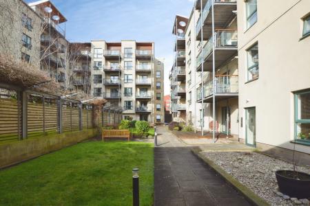 2 bedroom Flat to let in Holyrood Road, Edinburgh, EH8