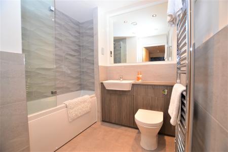 2 bedroom Flat to let in Hatters Lane, Canonmills, Edinburgh, EH7