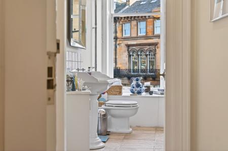 4 bedroom Flat for sale in 21 2 Rothesay Terrace, Edinburgh, EH3 7RY