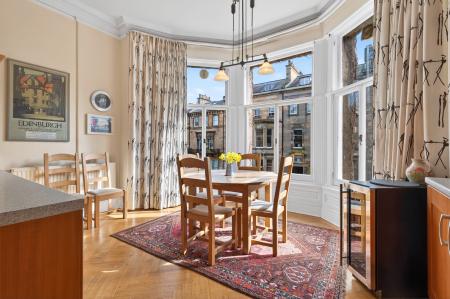 4 bedroom Flat for sale in 21 2 Rothesay Terrace, Edinburgh, EH3 7RY