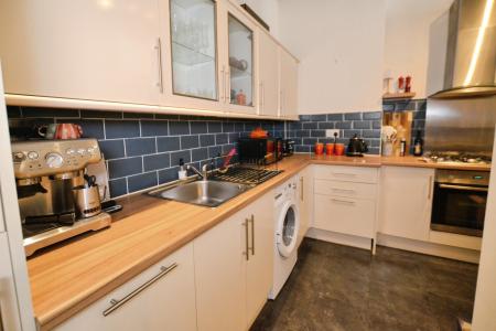 2 bedroom Flat to let in Comely Bank Grove, Edinburgh, EH4