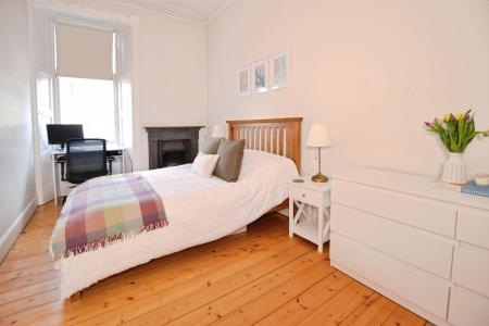 2 bedroom Flat to let in Comely Bank Grove, Edinburgh, EH4