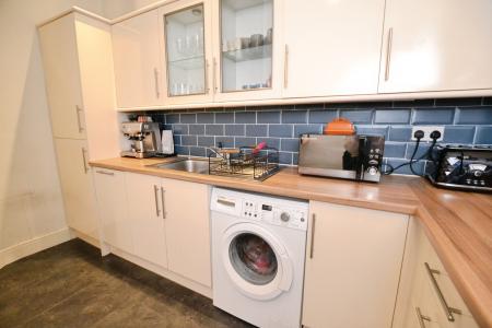 2 bedroom Flat to let in Comely Bank Grove, Edinburgh, EH4