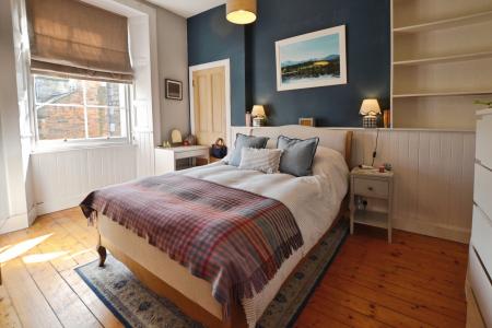 2 bedroom Flat to let in Comely Bank Grove, Edinburgh, EH4