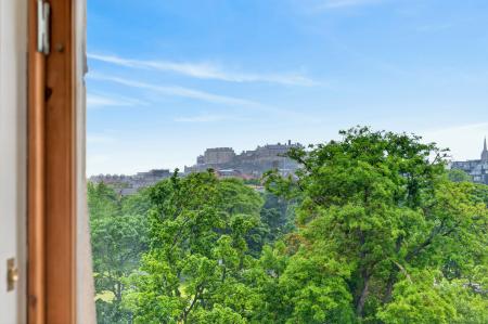 5 bedroom Flat for sale in 21, 4f1, Warrender Park Terrace, Edinburgh, EH9 1EF