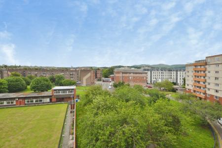 3 bedroom Flat to let in Westfield Court, Gorgie, Edinburgh, EH11