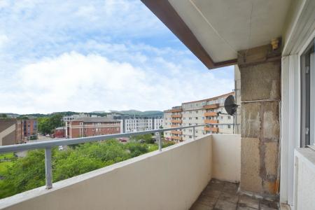 3 bedroom Flat to let in Westfield Court, Gorgie, Edinburgh, EH11
