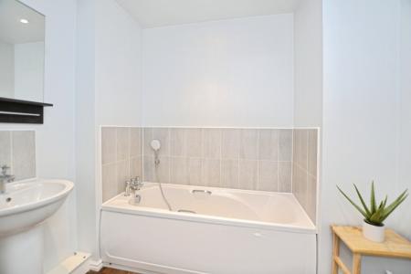 2 bedroom Flat to let in Arneil Drive, Edinburgh, EH5