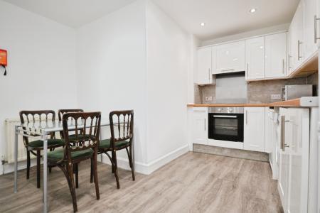 4 bedroom Flat to let in Eyre Place, Edinburgh, EH3