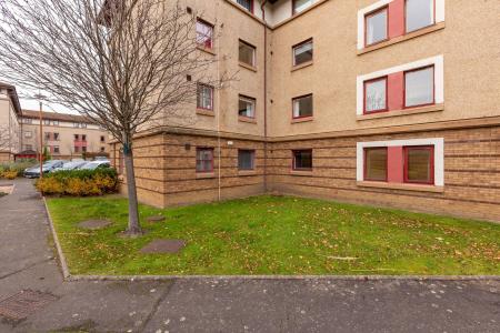 2 bedroom Flat to let in North Werber Place, Edinburgh, EH4