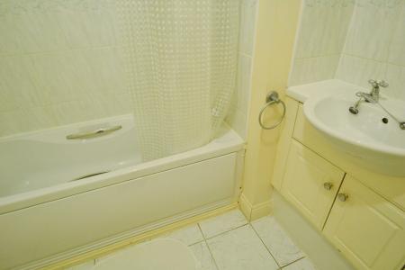 3 bedroom Flat to let in Powderhall Brae, Canonmills, Edinburgh, EH7