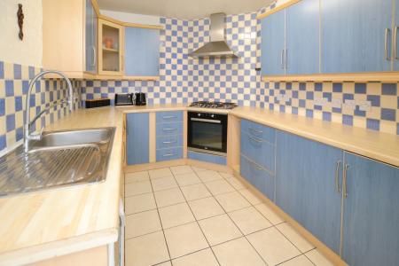 3 bedroom Flat to let in Tay Street, Fountainbridge, Edinburgh, EH11