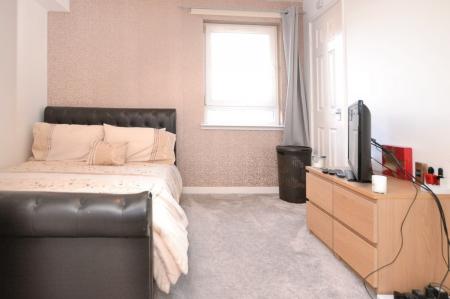 2 bedroom Flat to let in Albion Gardens, Edinburgh, EH7