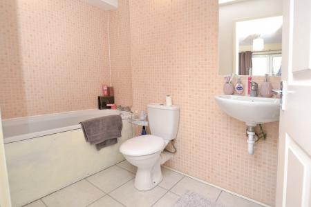 2 bedroom Flat to let in Albion Gardens, Edinburgh, EH7
