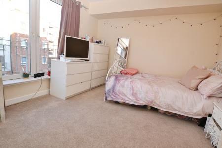2 bedroom Flat to let in Albion Gardens, Edinburgh, EH7