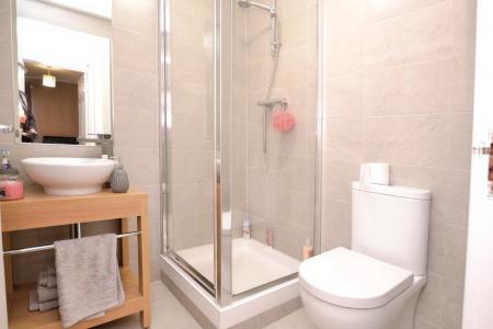 2 bedroom Flat to let in Albion Gardens, Edinburgh, EH7