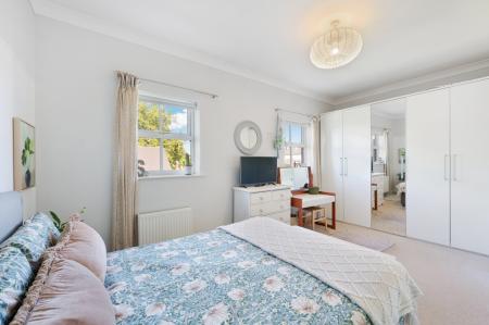 4 bedroom Town house for sale in Horton Crescent, Epsom, KT19