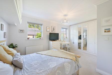 4 bedroom Town house for sale in Horton Crescent, Epsom, KT19