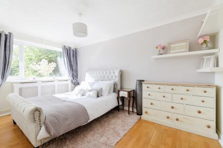 2 bedroom Maisonette for sale in Larkspur Way, West Ewell, Epsom, KT19