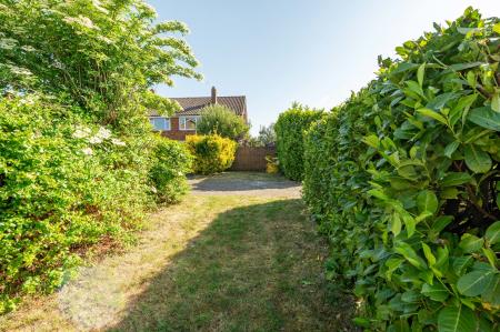 2 bedroom Maisonette for sale in Larkspur Way, West Ewell, Epsom, KT19