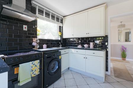 2 bedroom Maisonette for sale in Larkspur Way, West Ewell, Epsom, KT19