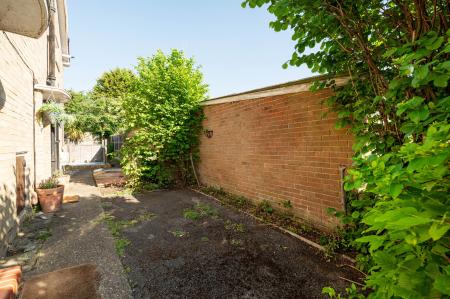 2 bedroom Maisonette for sale in Larkspur Way, West Ewell, Epsom, KT19