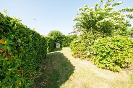 2 bedroom Maisonette for sale in Larkspur Way, West Ewell, Epsom, KT19