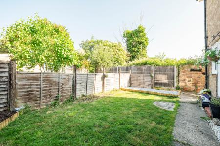 2 bedroom Maisonette for sale in Larkspur Way, West Ewell, Epsom, KT19