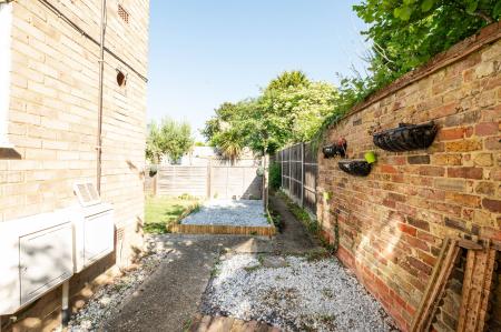 2 bedroom Maisonette for sale in Larkspur Way, West Ewell, Epsom, KT19