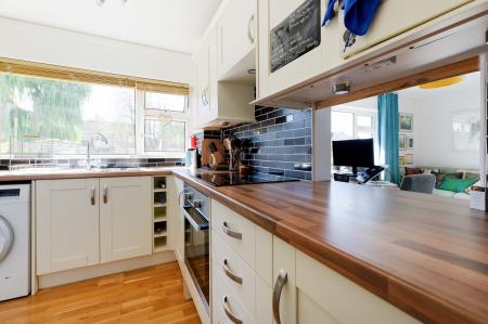 1 bedroom Flat for sale in Scotts Farm Road, West Ewell, Epsom, KT19