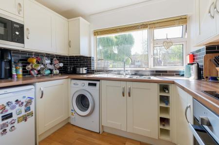 1 bedroom Flat for sale in Scotts Farm Road, West Ewell, Epsom, KT19