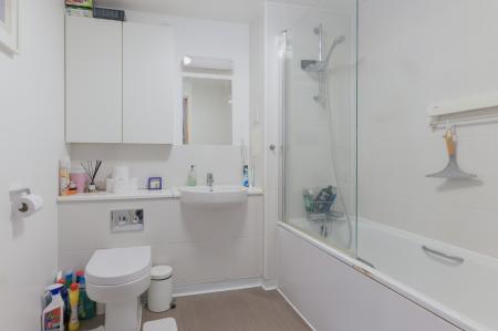 1 bedroom Flat for sale in Station Approach, Epsom, KT19