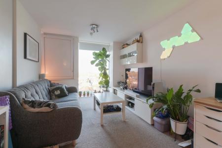 1 bedroom Flat for sale in Station Approach, Epsom, KT19