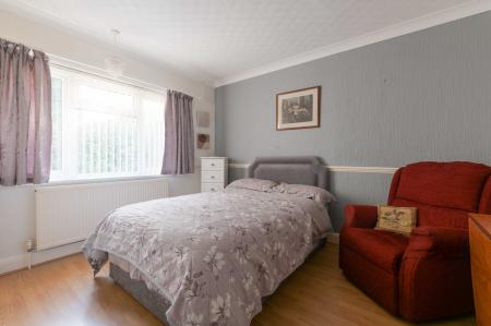 2 bedroom Ground floor maisonette for sale in Station Avenue, Ewell, Epsom, KT19