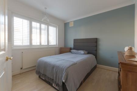 2 bedroom Ground floor maisonette for sale in Station Avenue, Ewell, Epsom, KT19