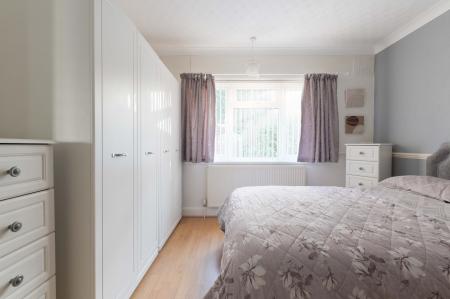 2 bedroom Ground floor maisonette for sale in Station Avenue, Ewell, Epsom, KT19