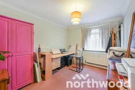 2 bedroom Maisonette for sale in Larkspur Way, Ewell, Epsom, KT19