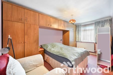 2 bedroom Maisonette for sale in Larkspur Way, Ewell, Epsom, KT19