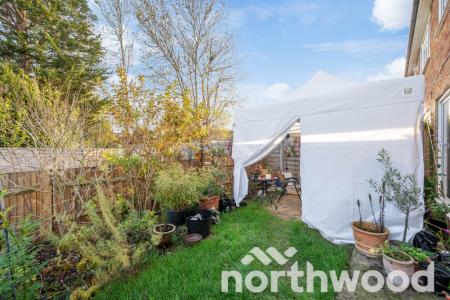 2 bedroom Maisonette for sale in Larkspur Way, Ewell, Epsom, KT19